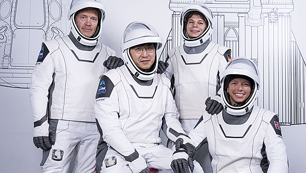 Корабль от Space X совершает первый пилотируемый полет над полюсами Земли: видео