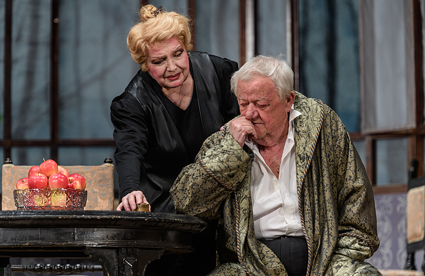 Актёры Татьяна Доронина в роли Вассы Железновой и Юрий Горобец в роли Сергея Железнова в сцене из спектакля "Васса Железнова" в постановке режиссера Б.Щедрина в рамках открытия 120-го театрального сезона в МХАТ им. Горького, 2017 год