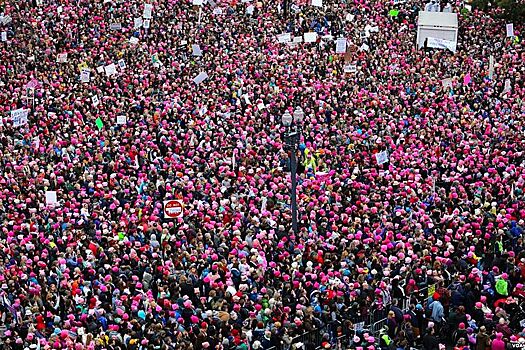 Сексуальный терроризм и полуголый парень на балконе: как прошел «Женский марш» в США