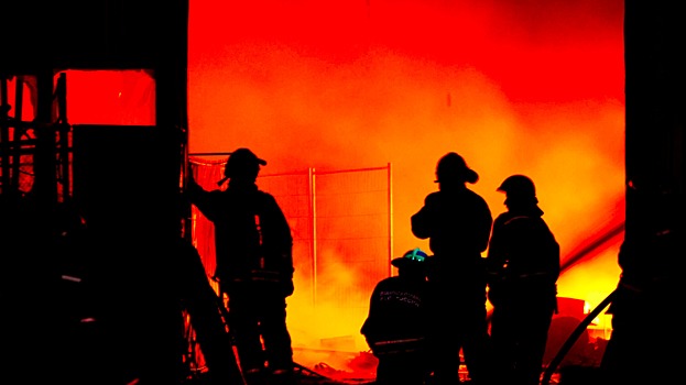 Пожар в сахалинском Углегорске уничтожил крышу многоквартирного дома