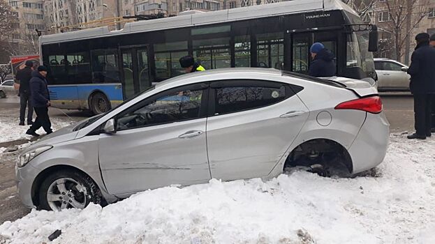 В Алматы троллейбус врезался в иномарку