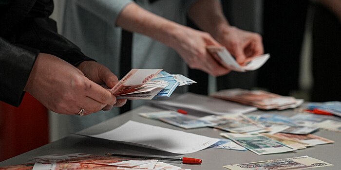 Россиянам в 2025 году поднимут зарплату: кого это коснется?