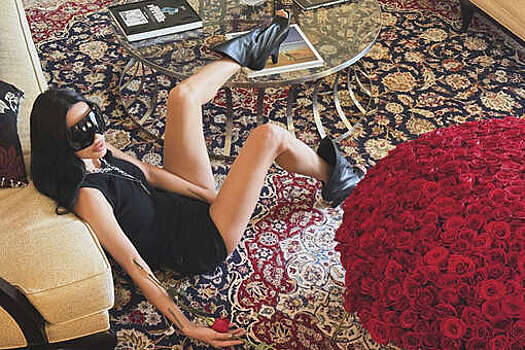 Бизнесвумен Оксана Самойлова в кожаных шортах снялась на ковре с букетом роз