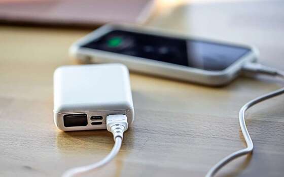 Как зарядное устройство для мобильника поможет завести авто — рабочий лайфхак