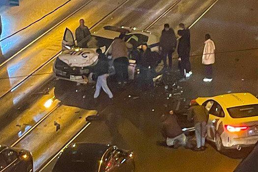 В Санкт-Петербурге машина ДПС врезалась в два каршеринга и такси