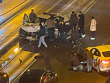 В Санкт-Петербурге машина ДПС врезалась в два каршеринга и такси