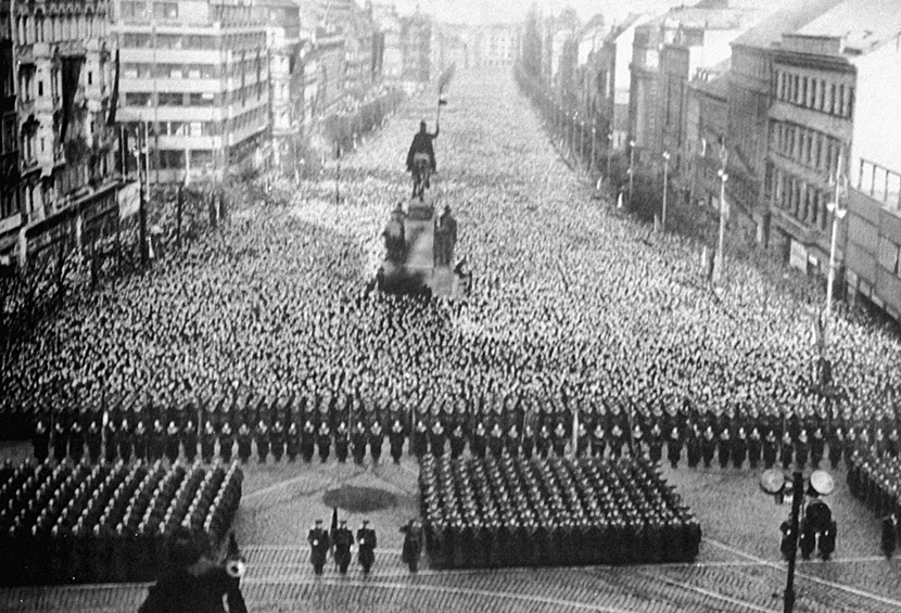Траурный митинг в Праге в час похорон Иосифа Виссарионовича Сталина 9 марта 1953 года