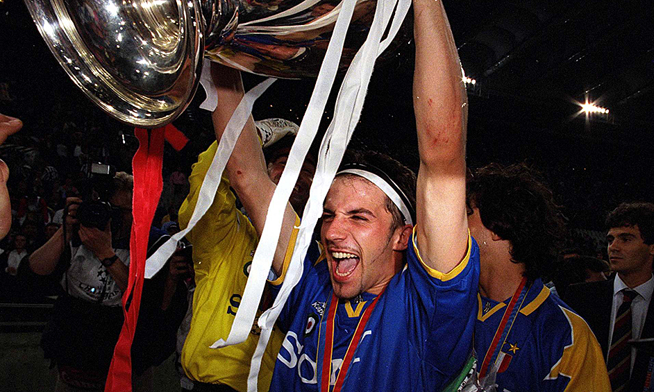 После проблем с травмами в сезоне 1998/99 Дель Пьеро ждали новые успехи. В 2000-м он стал самым  высокооплачиваемым футболистом мира, а в сезоне 2001/02 забил 21 гол и получил капитанскую повязку. Последним в «Ювентусе» для него стал сезон 2011/2012. 