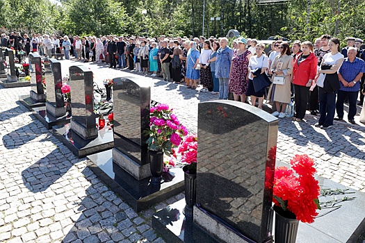 В Петербурге возложили цветы к мемориалу морякам-подводникам "Курска"