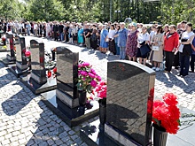 В Петербурге возложили цветы к мемориалу морякам-подводникам "Курска"