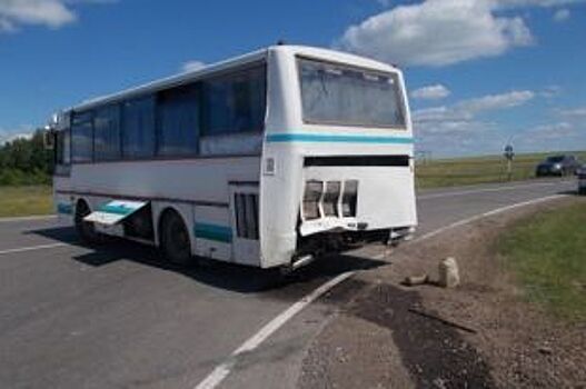 МВД: В Челно-Вершинском районе ГАЗ-2705 врезался в автобус ПАЗ-423