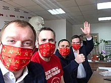 Первомай: свердловские коммунисты прикрыли рты серпом и молотом