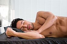 Сомнолог назвал лучшие позы для сна в жару