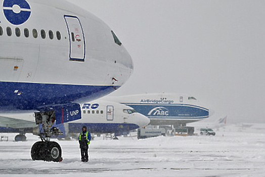 В аэропорту «Домодедово» столкнулись два автомобиля обслуживания