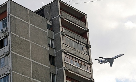 По головам летают самолеты