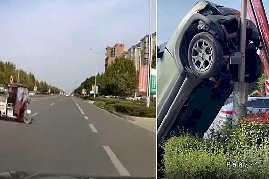 Столб преградил путь легковушке, объезжающей мотороллер