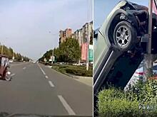 Столб преградил путь легковушке, объезжающей мотороллер