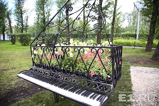 Пруд в форме гитары и рояль из цветов: в Екатеринбурге дизайнеры показали, как звучат сады