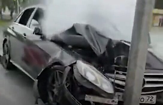 В Тюмени гонщики на Мерседесе сняли видео, как на скорости влетели в столб