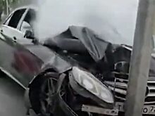 В Тюмени гонщики на Мерседесе сняли видео, как на скорости влетели в столб