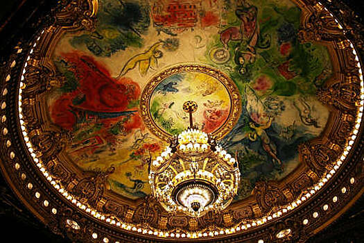 Расписанный Шагалом купол Парижской оперы потребовали демонтировать