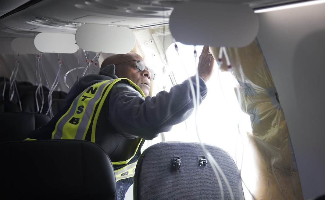 Раскрыт источник проблемы, из-за которой у Boeing в полете отвалилась дверь