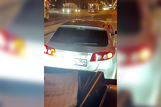 В Новосибирске на видео попало, как Chevrolet не пропустил скорую