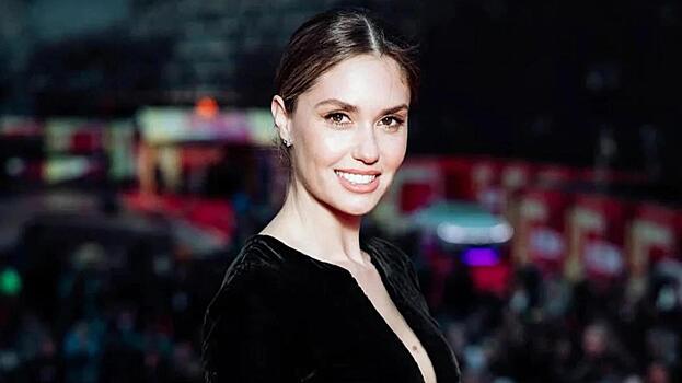 Агата Муцениеце продемонстрировала фигуру в облегающем платье спустя полтора месяца после родов: видео