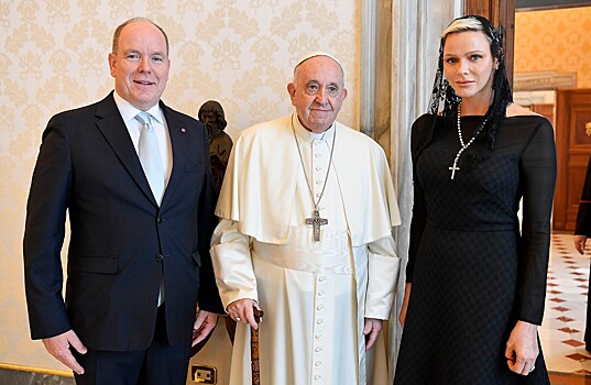 В Сети обсуждают монакскую принцессу Шарлен в образе молодой вдовы на встрече с папой римским
