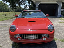 В США пустили с молотка новый Ford T-Bird, стоявший в гараже 20 лет