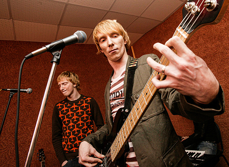 Борис и Константин Бурдаевы во время съемок реалити-шоу "Сказки братьев Грим" на телеканале "Муз-тв", 2005 год