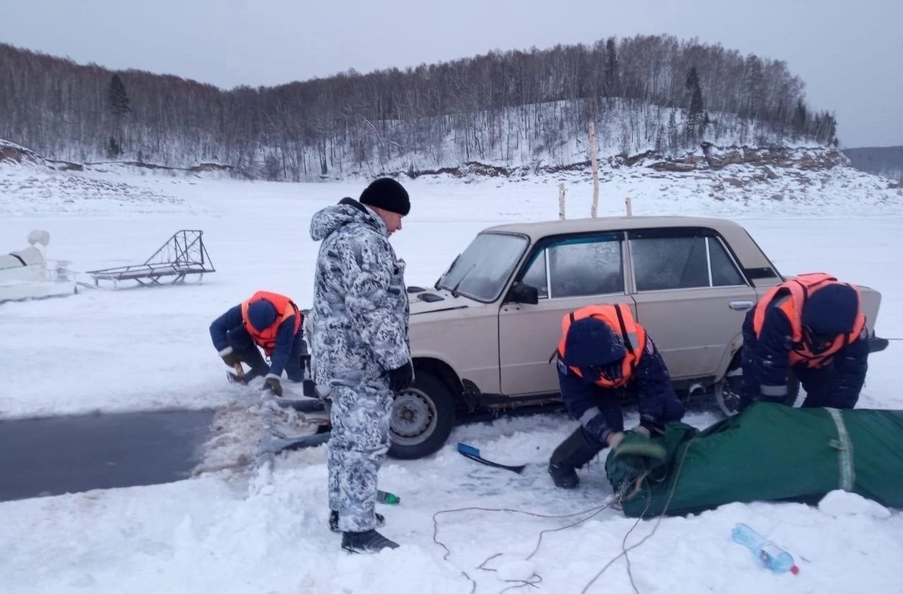 Со дна водохранилища подняли тело россиянки и автомобиль. Они пролежали там почти месяц