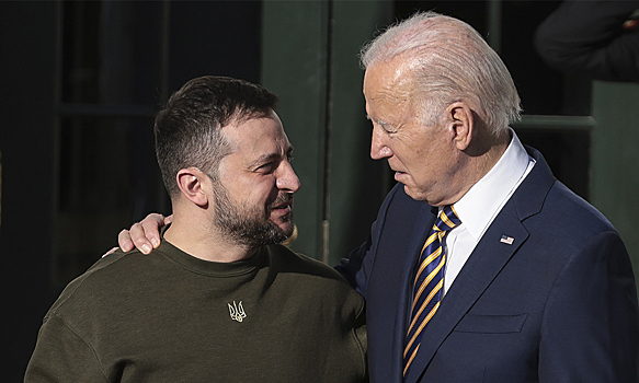 Зеленский и Байден обнялись на фоне мемориала павшим за Украину