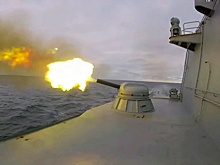 На воде и в воздухе: кадры артиллерийских стрельб на учениях Черноморского флота