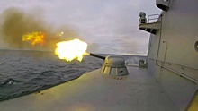 На воде и в воздухе: кадры артиллерийских стрельб на учениях Черноморского флота