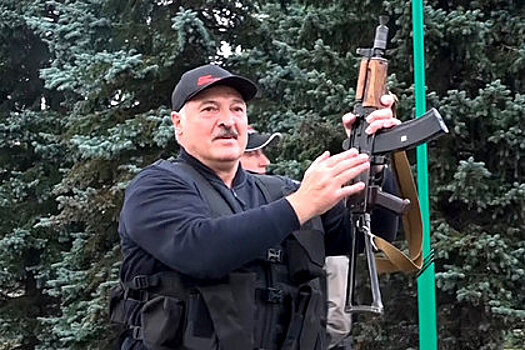 Лукашенко подарили картину, где он "бегает с Колей с автоматом"