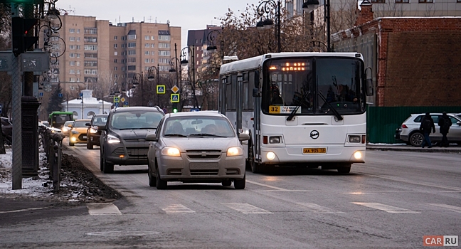Водителям в РФ назвали главные опасности мобильных приложений для авто