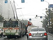 Водители троллейбусов создают пробку при повороте на улицу Мира