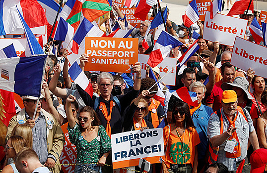 В Париже прошла акция протеста против санитарных пропусков