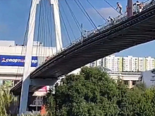 Опасный прыжок россиянина в воду с 40-метрового моста попал на видео