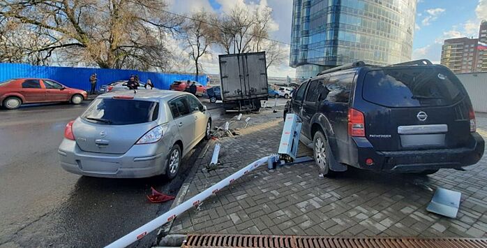 Шесть автомобилей попали в ДТП в Ростове