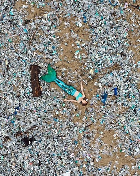 Зимой, в сезон муссонов, ветра регулярно приносят на западное побережье Бали огромное количество мусора, и пляжи практически полностью, на десятки километров, покрываются пластиком. 