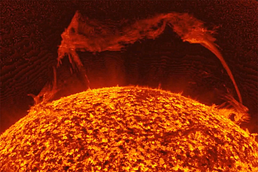 На Солнце произошел выброс гигантского протуберанца