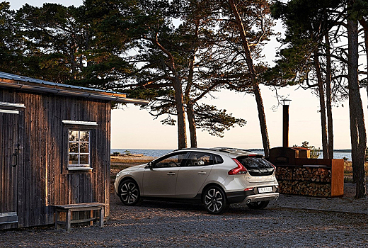 Volvo заменит хэтчбек V40 купеобразным кроссовером