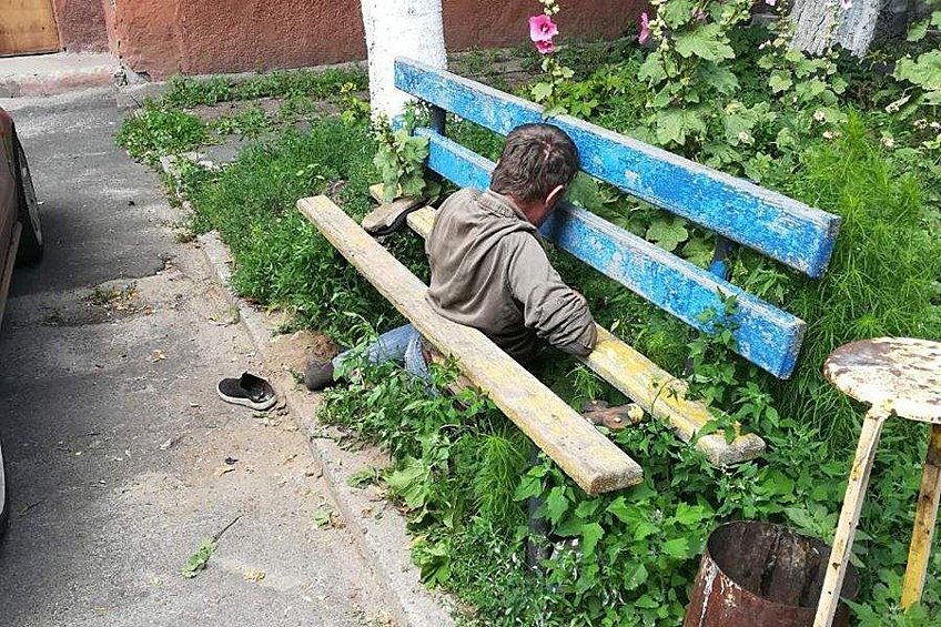 Как сюда вообще попал этот бедолага?