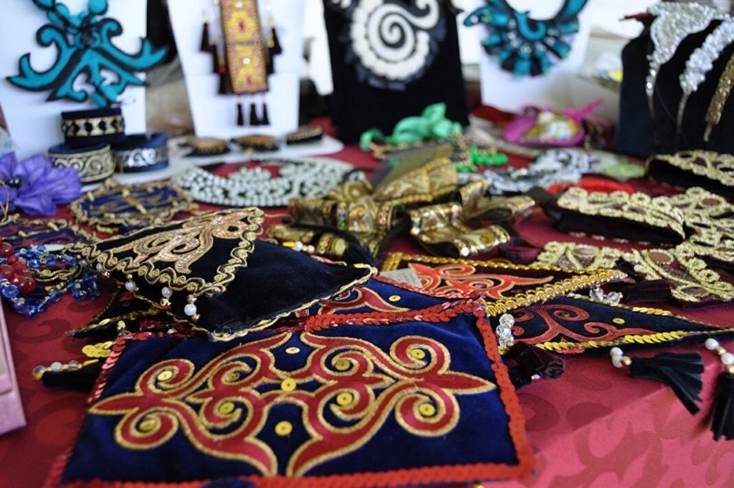 Сырмак казахский раскраска для детей. Киргизия шырдак. Түйе жүнінен жасалатын бұйымдар. Жүннен картина жасау. Түскиіз фото.