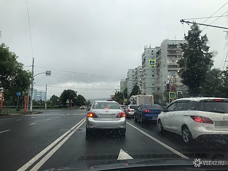 "Сами себе регулировщики": кемеровчанин пожаловался работу светофора в час пик на оживленном перекрестке