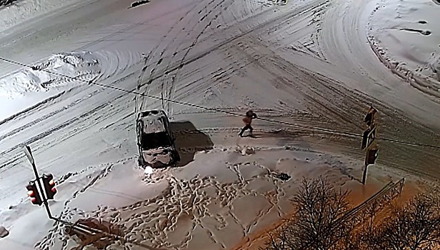 Мужчине пришлось догонять спутницу, бросившую машину после ДТП. Видео