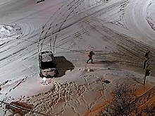 Мужчине пришлось догонять спутницу, бросившую машину после ДТП. Видео