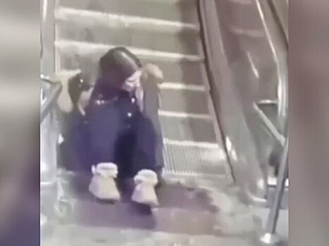 В метро Петербурга эскалатор зажевал куртку спускавшейся сидя на ступенях девушки